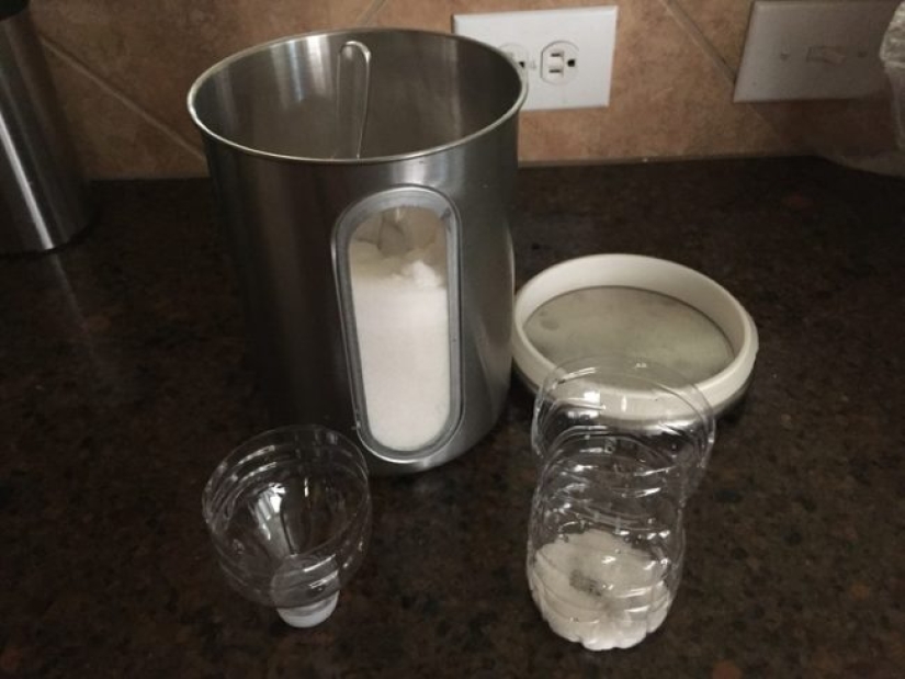 We declare a genocide of flies: how to make a simple but effective insect trap We declare a genocide of flies: how to make a simple but effective insect trap