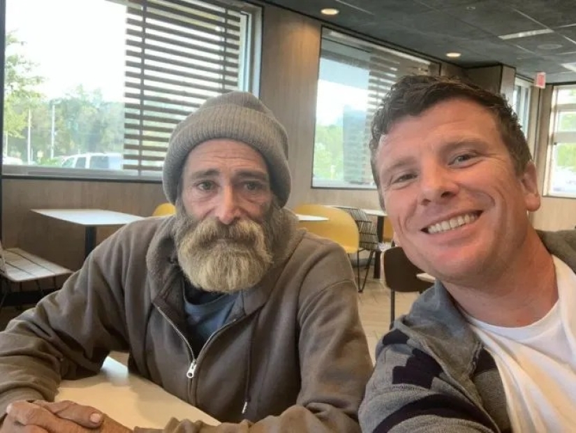 Welcome back: the homeless man gave his last money to help a stranger, and received a generous reward