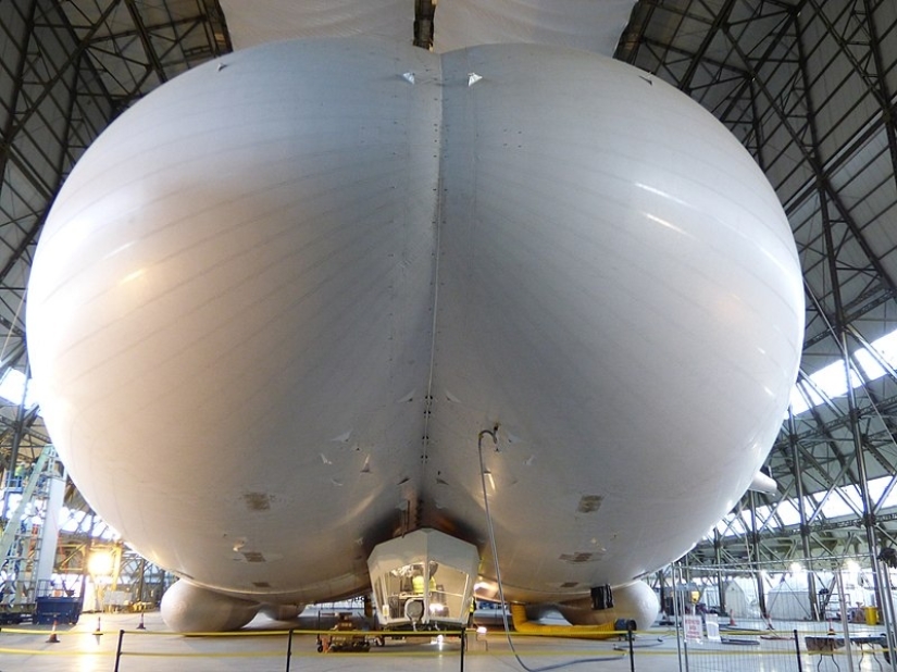 Well-forgotten old: Spaniards replace airliners with airships