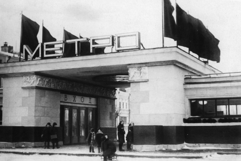 What did the first stations of the Moscow metro look like in the year of their opening