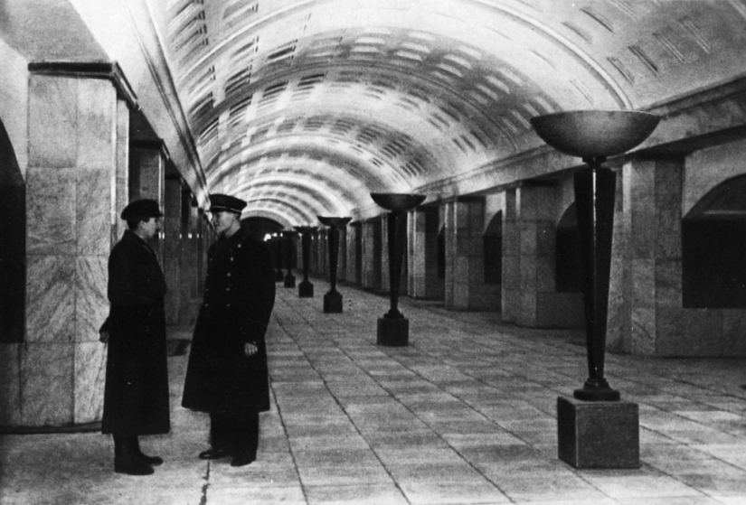 What did the first stations of the Moscow metro look like in the year of their opening