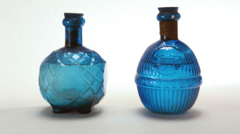 What did the very first fire extinguishers look like What did the very first fire extinguishers look like