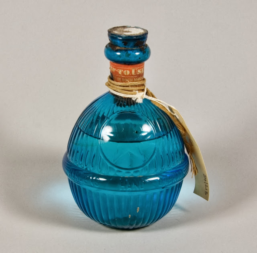 What did the very first fire extinguishers look like What did the very first fire extinguishers look like