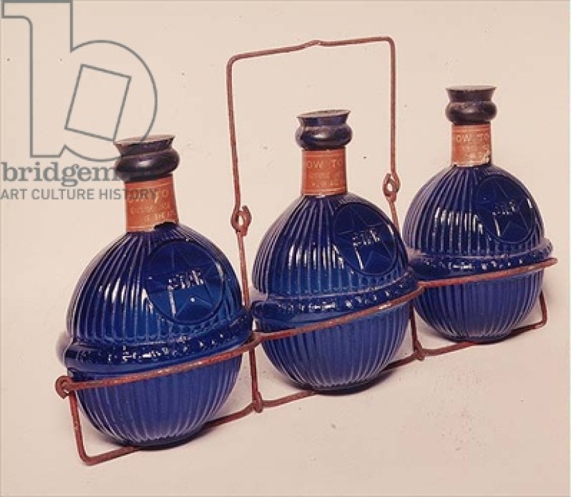 What did the very first fire extinguishers look like What did the very first fire extinguishers look like