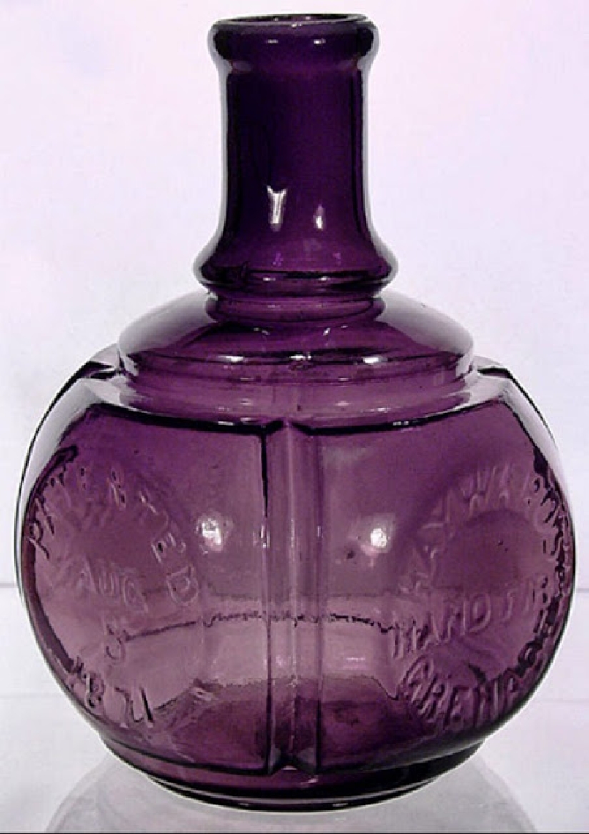 What did the very first fire extinguishers look like What did the very first fire extinguishers look like