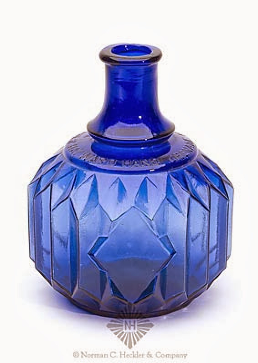 What did the very first fire extinguishers look like What did the very first fire extinguishers look like