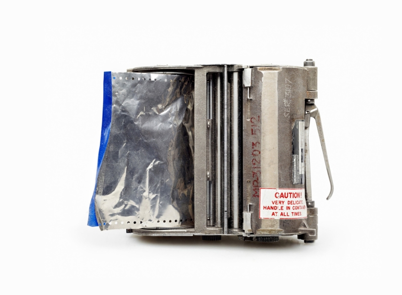 What do black boxes look like? Pictolic