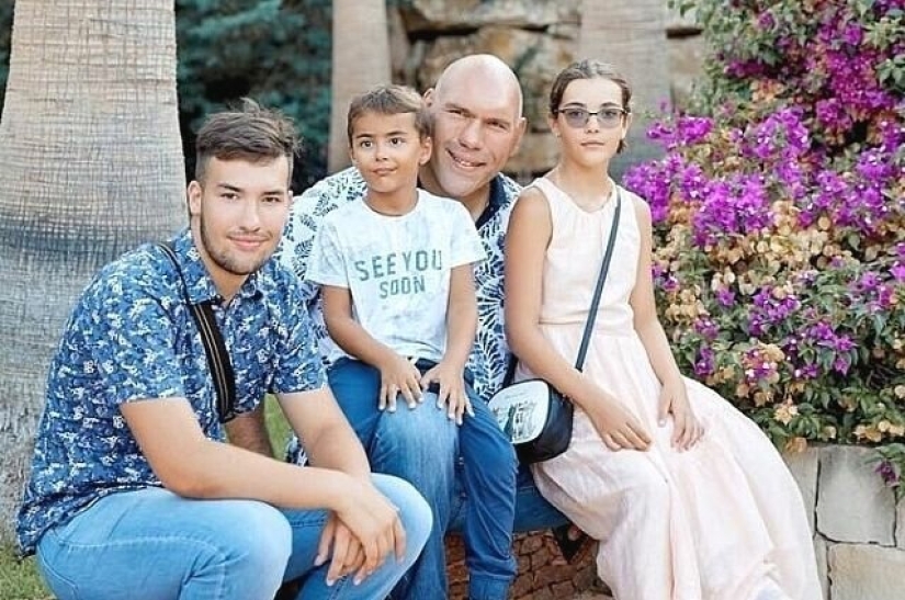 What do the wife and children of the politician and boxer Nikolai Valuev look like What do the wife and children of the politician and boxer Nikolai Valuev look like