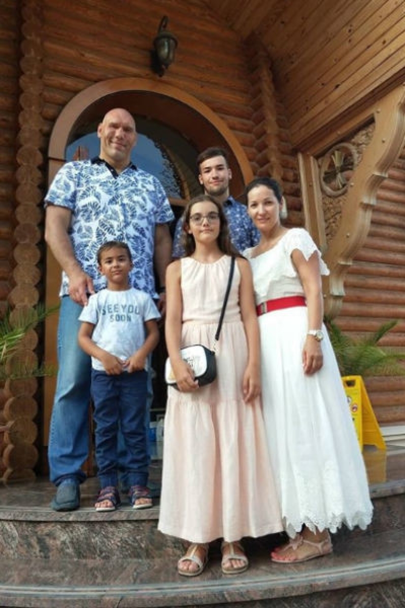 What do the wife and children of the politician and boxer Nikolai Valuev look like What do the wife and children of the politician and boxer Nikolai Valuev look like