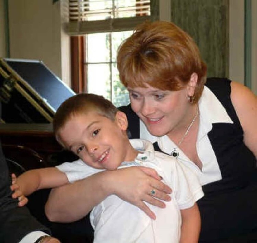 What does the boy from the famous photo "The Hand of Hope" look like today