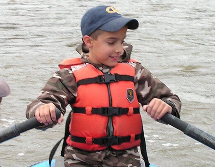 What does the boy from the famous photo "The Hand of Hope" look like today