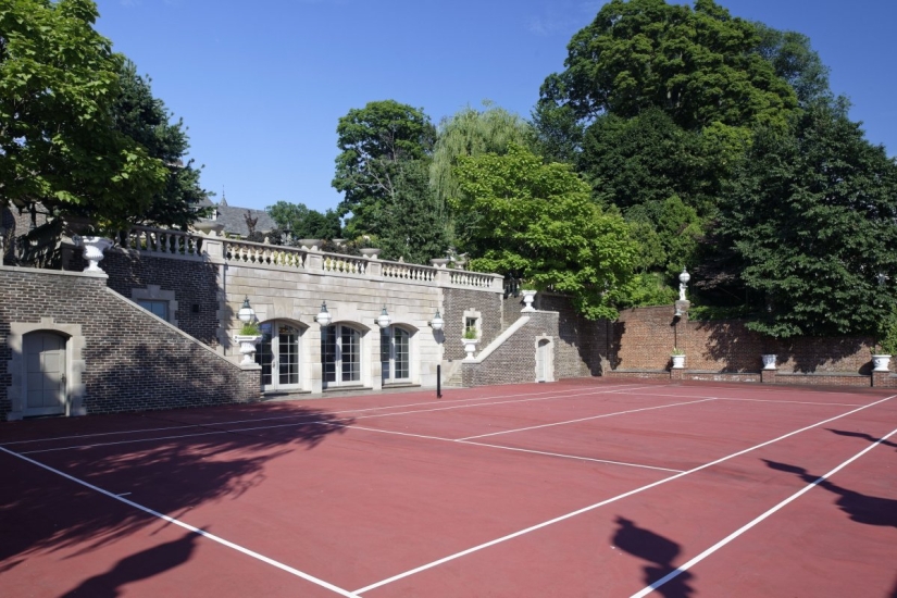 What does the house of a billionaire who emigrated from the USSR look like, worth $ 85 million What does the house of a billionaire who emigrated from the USSR look like, worth $ 85 million