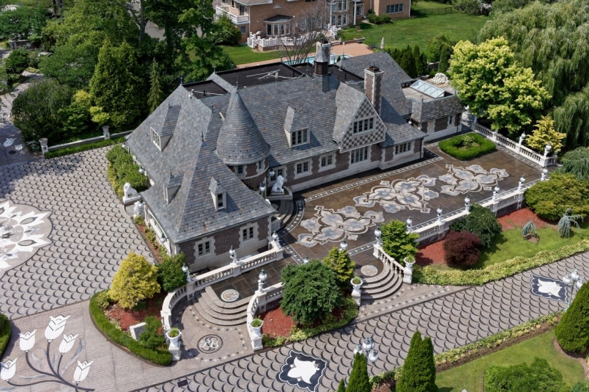 What does the house of a billionaire who emigrated from the USSR look like, worth $ 85 million What does the house of a billionaire who emigrated from the USSR look like, worth $ 85 million