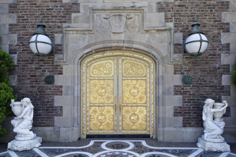 What does the house of a billionaire who emigrated from the USSR look like, worth $ 85 million What does the house of a billionaire who emigrated from the USSR look like, worth $ 85 million