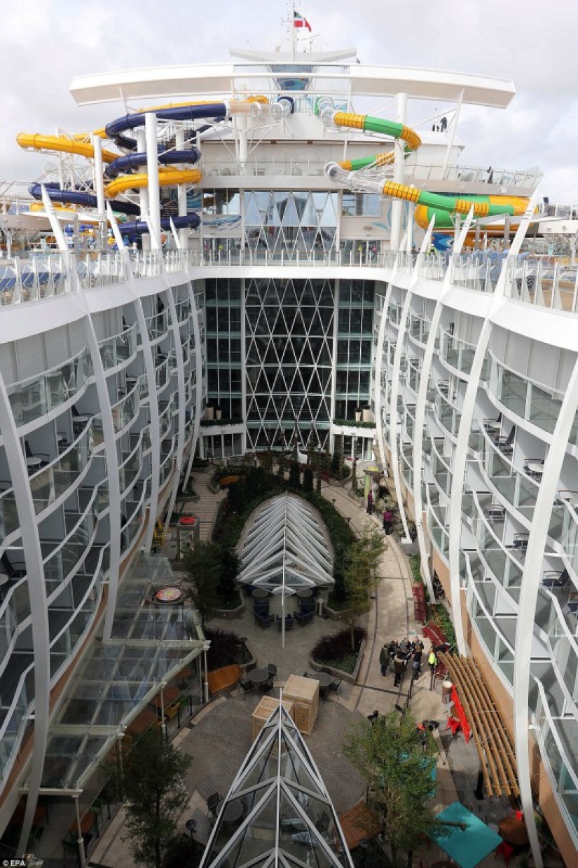 What does the world's largest cruise ship "Symphony of the Seas" look like What does the world's largest cruise ship "Symphony of the Seas" look like