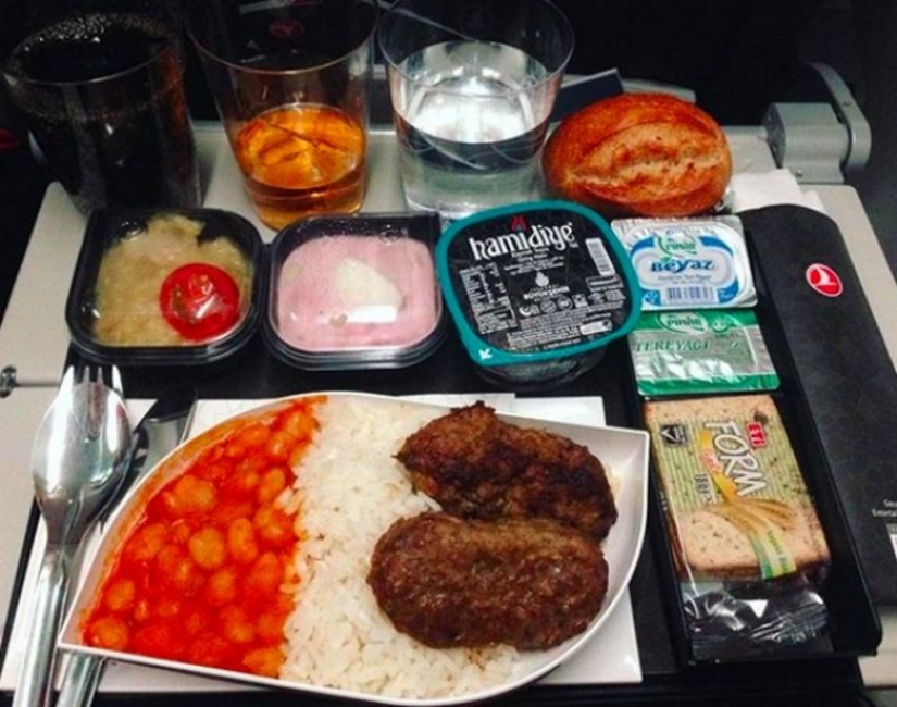 What food looks like on board an airplane in 15 airlines