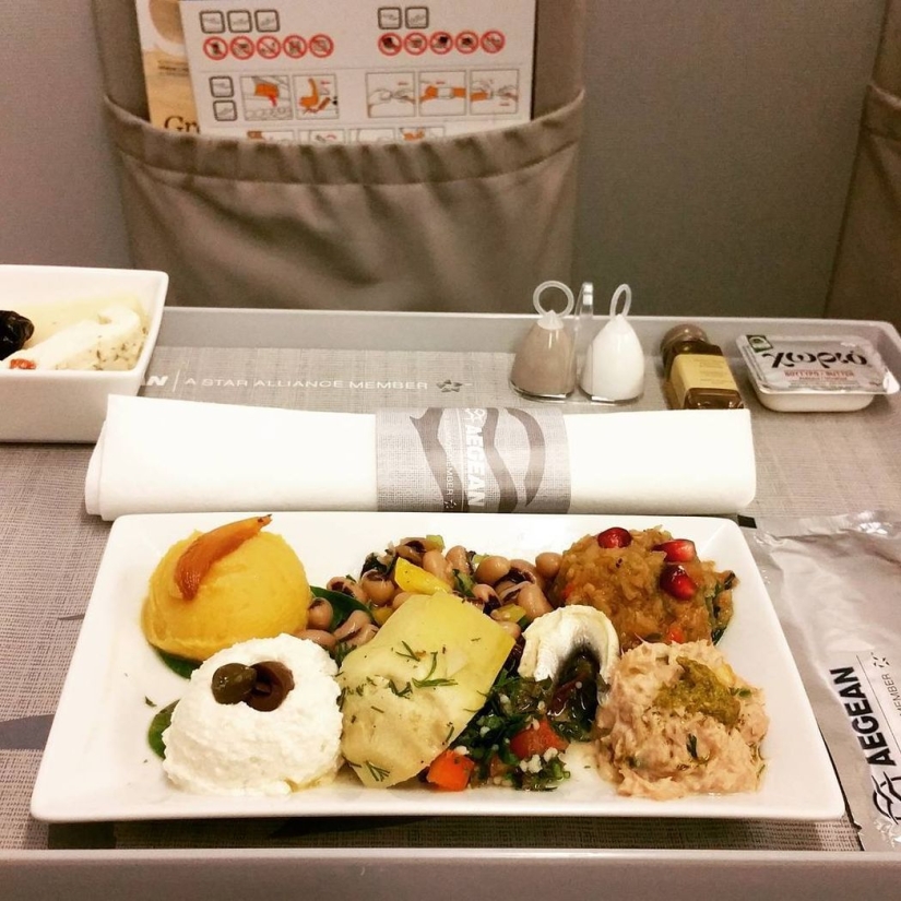 What food looks like on board an airplane in 15 airlines