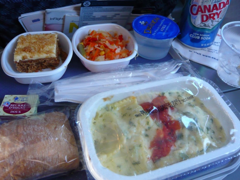 What food looks like on board an airplane in 15 airlines