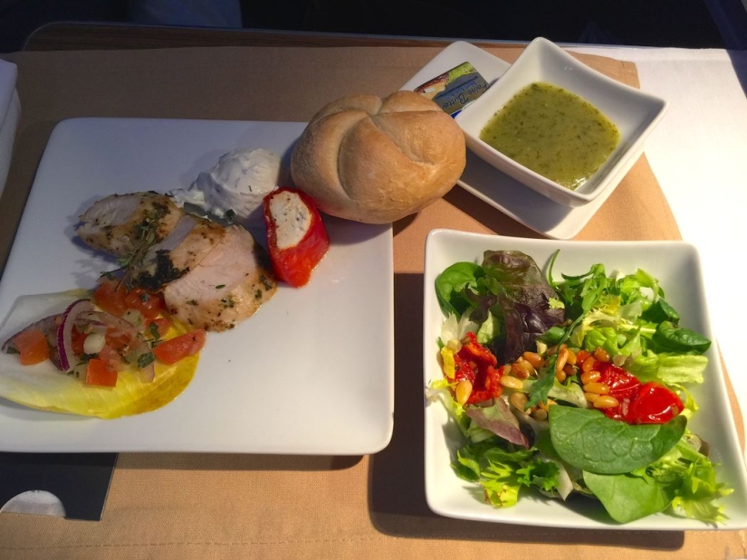 What food looks like on board an airplane in 15 airlines