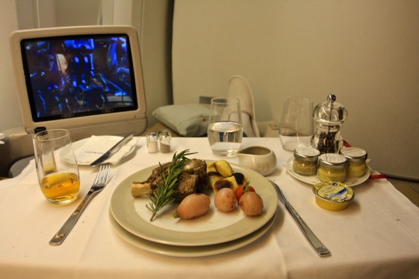What food looks like on board an airplane in 15 airlines