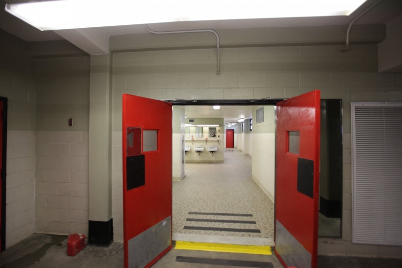 What the barracks look like, where the US Marines live and train