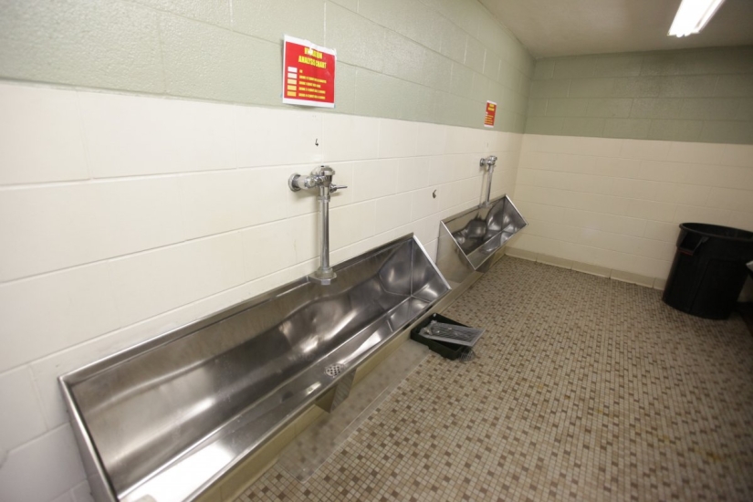 What the barracks look like, where the US Marines live and train