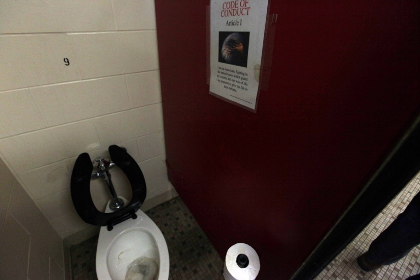 What the barracks look like, where the US Marines live and train