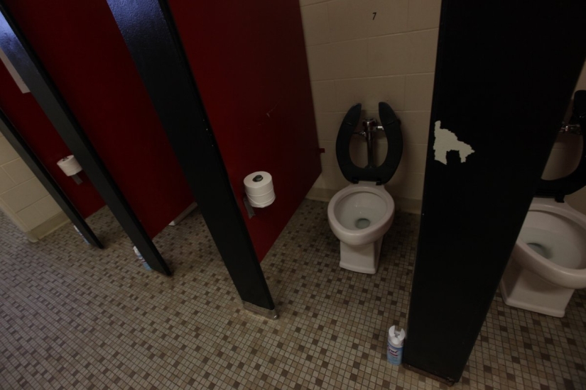 What the barracks look like, where the US Marines live and train