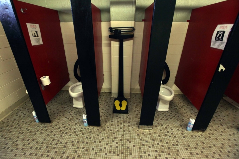 What the barracks look like, where the US Marines live and train