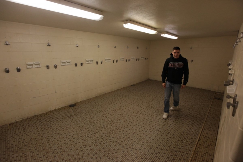 What the barracks look like, where the US Marines live and train