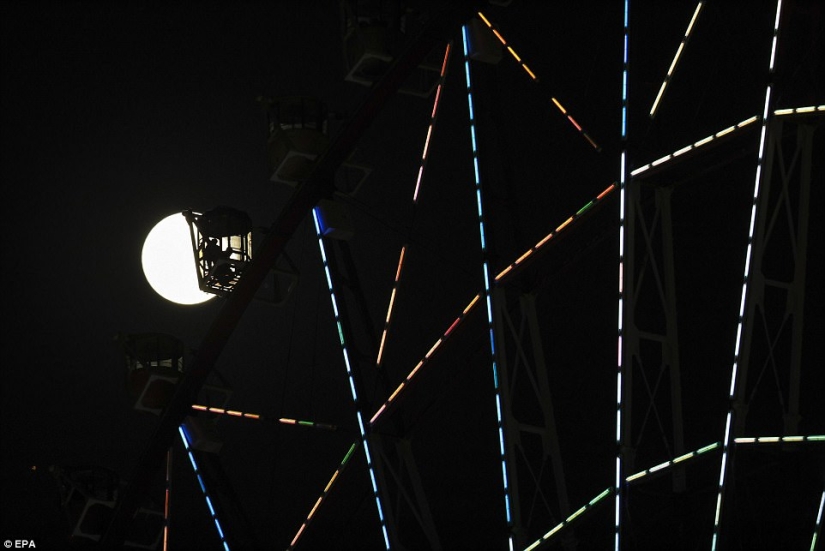 What the supermoon looked like in the USA, Spain, the UK and Myanmar