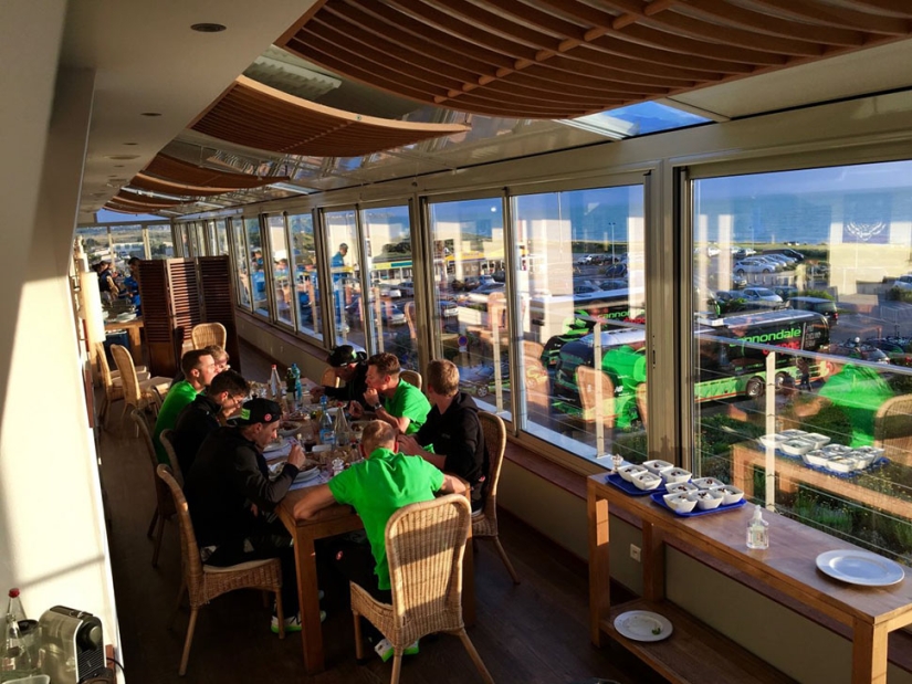 What Tour de France champions eat and drink right after the race