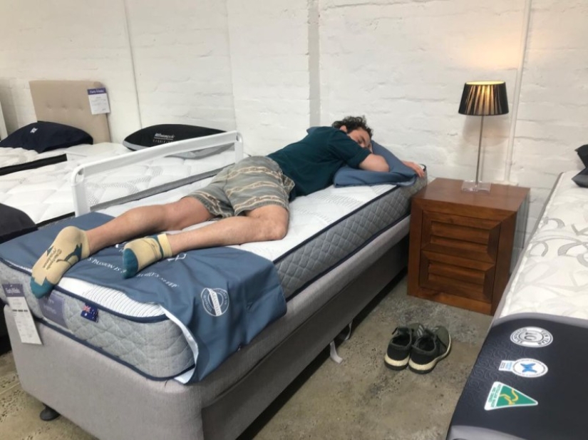 Where with the legs? The journalist believed the reaction of sellers of furniture stores, laying down to sleep on sofas