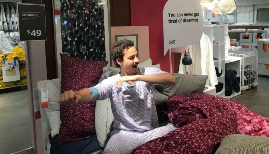 Where with the legs? The journalist believed the reaction of sellers of furniture stores, laying down to sleep on sofas Where with the legs? The journalist believed the reaction of sellers of furniture stores, laying down to sleep on sofas