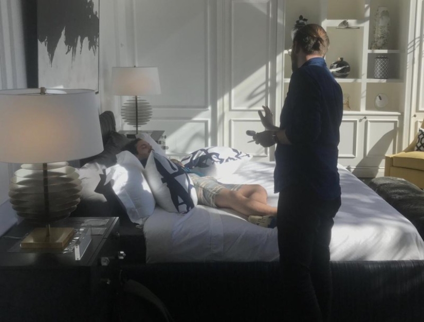 Where with the legs? The journalist believed the reaction of sellers of furniture stores, laying down to sleep on sofas