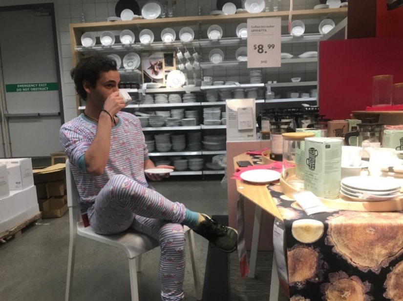 Where with the legs? The journalist believed the reaction of sellers of furniture stores, laying down to sleep on sofas