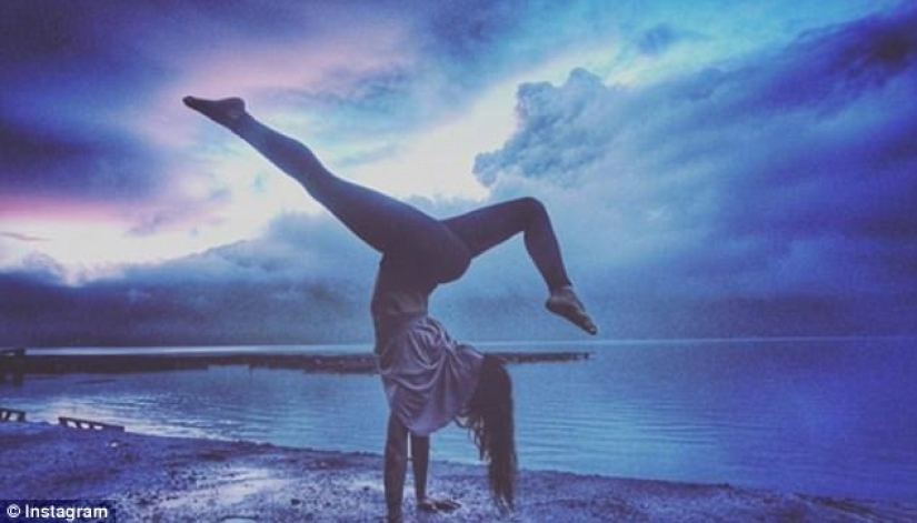 While the residents of Bali are moving away from the volcano, tourists are photographed against the background of ash emissions