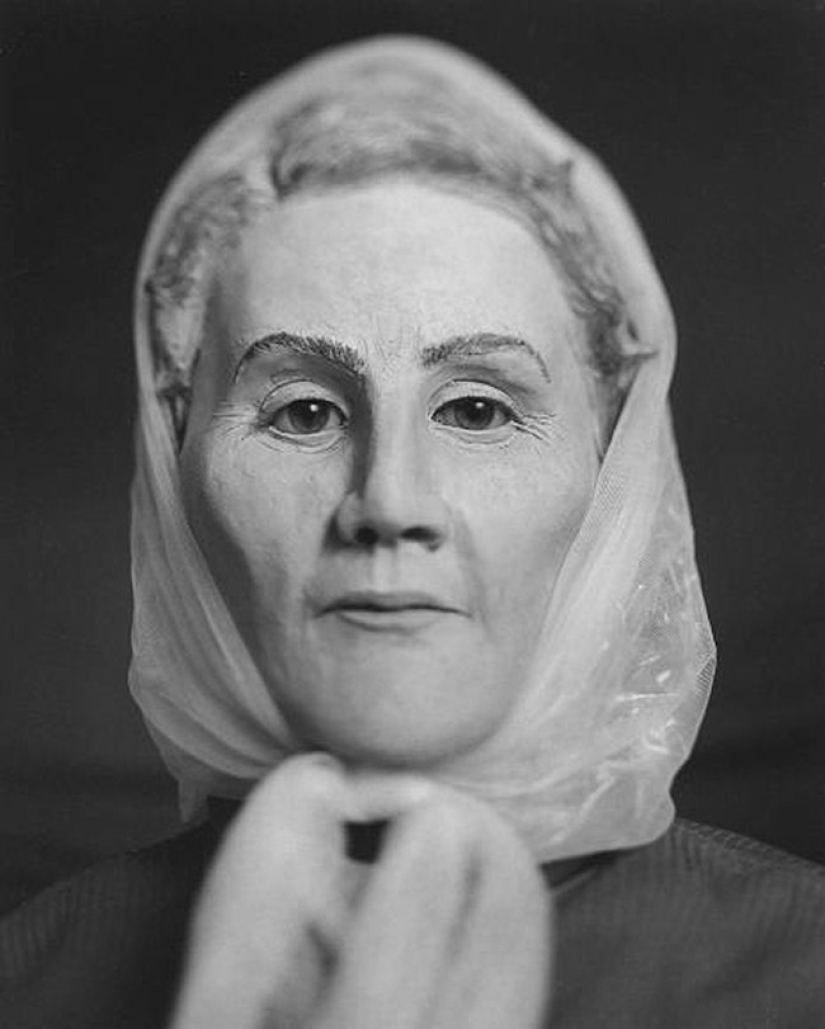 "Who am I and who killed me?": the silent likeness of victims from the archives