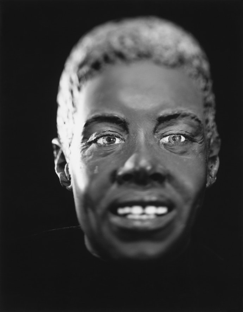 "Who am I and who killed me?": the silent likeness of victims from the archives