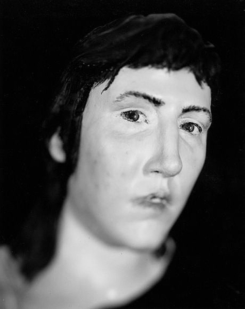 "Who am I and who killed me?": the silent likeness of victims from the archives