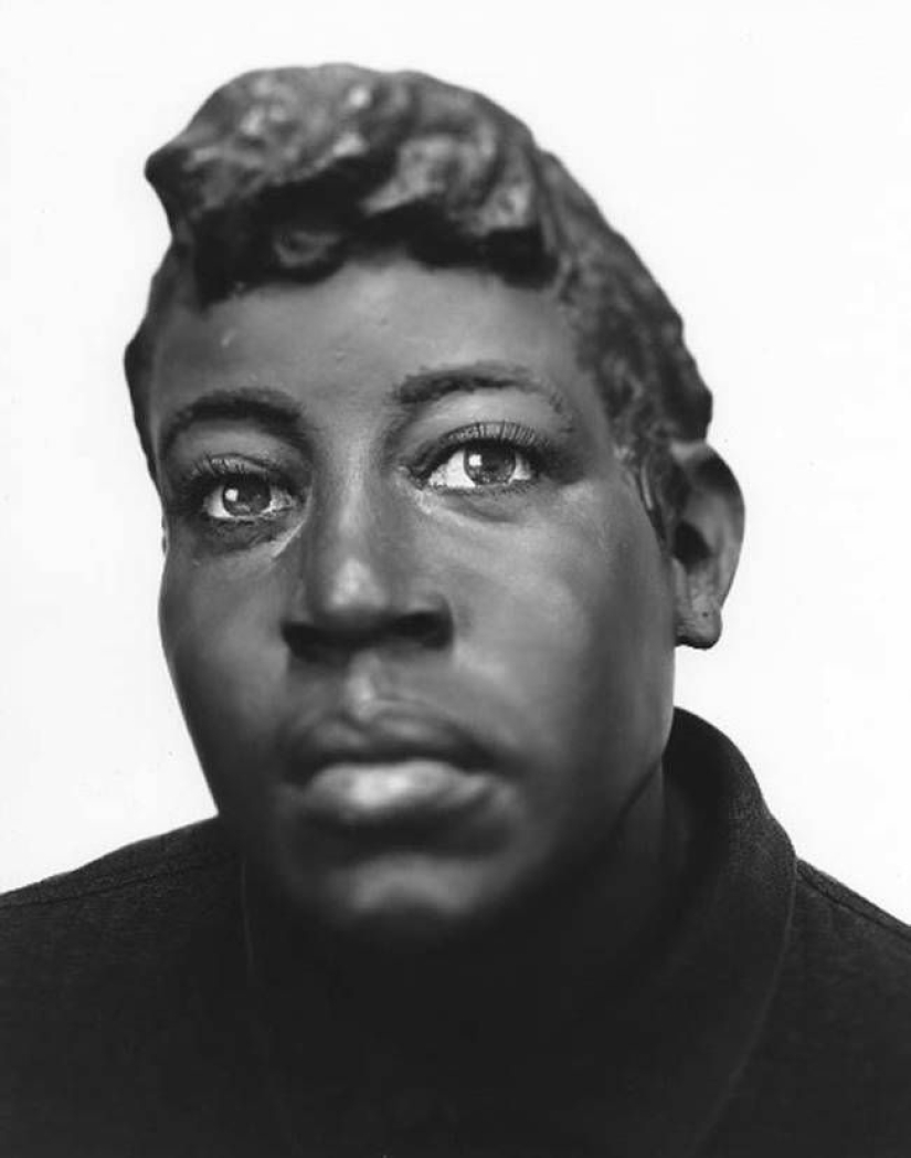 "Who am I and who killed me?": the silent likeness of victims from the archives