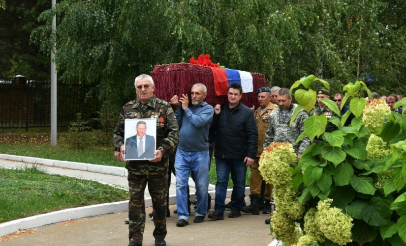 Who is the criminal authority Piece, and why was he buried with military honors