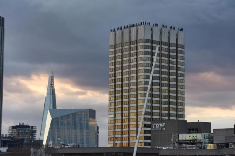 Why are there statues of 84 men on the roof of a London skyscraper
