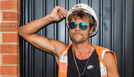 Why Brad Pitt, laying asphalt, is not happy with the attention of fans Why Brad Pitt, laying asphalt, is not happy with the attention of fans