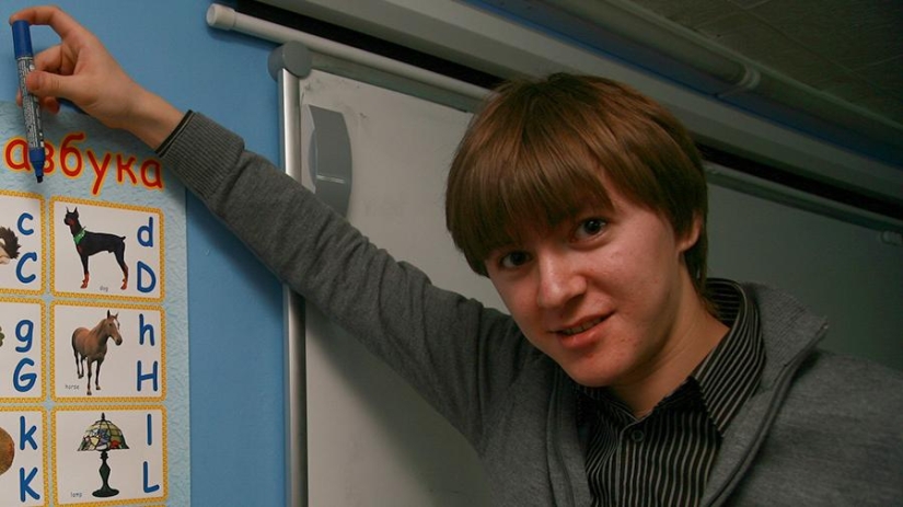 Why did the author of the LinguaLeo application stab his own sister with a knife