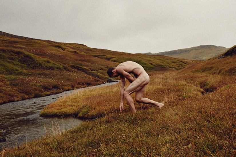 Why does this artist like to run with horses in the fields in what the mother gave birth to