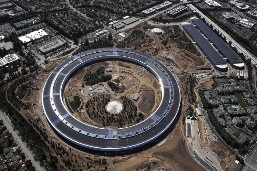 Why employees of the new Apple headquarters break their foreheads at work