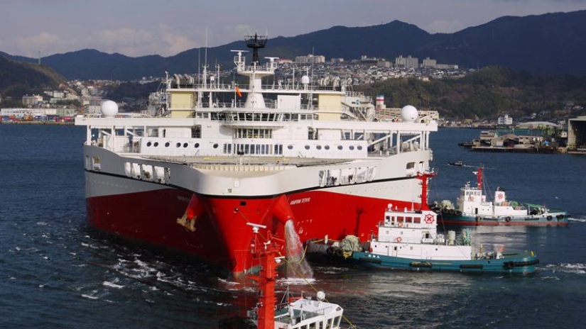 Why the Ramform Hyperion floating "iron" plows the ocean