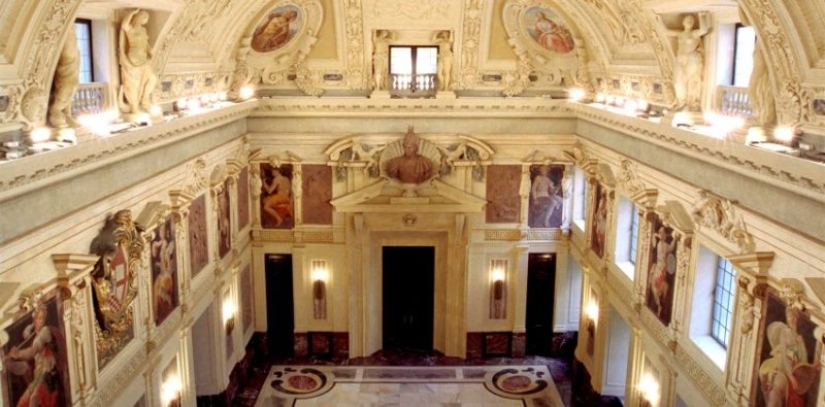 Winged vandal: how a Milanese pigeon marked an ancient masterpiece for 4 thousand euros Winged vandal: how a Milanese pigeon marked an ancient masterpiece for 4 thousand euros