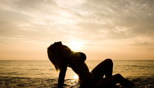 With this microcupalnik, girls are waiting for a perfect tan and gazes